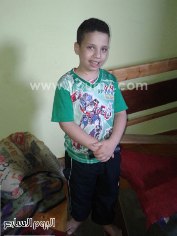 	الطفل خالد يقف مبتسما  -اليوم السابع -6 -2015